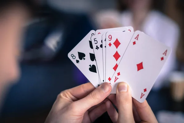 Kartenspiel Hause Freunde Sitzen Einem Tisch Mann Spielt Karten Mann — Stockfoto