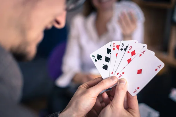 Cartas Jogando Casa Amigos Estão Sentados Uma Mesa Homem Jogando — Fotografia de Stock