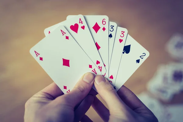 Jeune Homme Joue Aux Cartes Coupe Les Mains — Photo