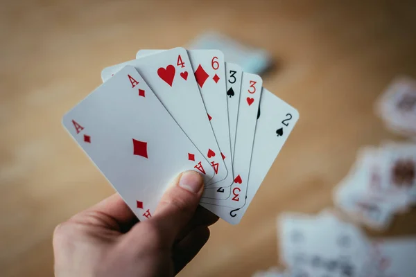 Νεαρός Άνδρας Είναι Παίζοντας Χαρτιά Αποκομμένες Από Χέρια Του — Φωτογραφία Αρχείου