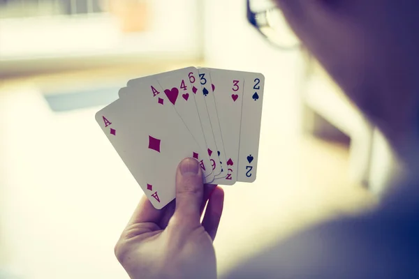 Jovem Está Jogando Cartas Recorte Suas Mãos — Fotografia de Stock