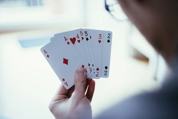 Jongeman Speelkaarten Knipsel Van Zijn Handen — Stockfoto
