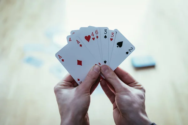 Молодой Человек Играет Карты Вырезанные Рук — стоковое фото