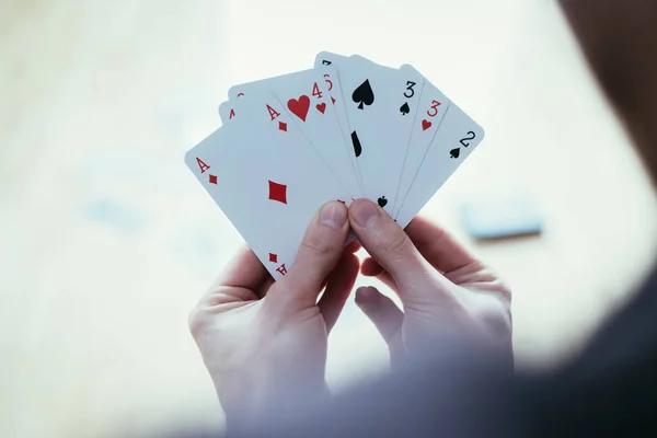 Jovem Está Jogando Cartas Recorte Suas Mãos — Fotografia de Stock