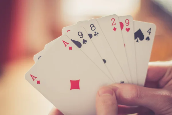 Ung Man Spelkort Utklipp Händerna — Stockfoto
