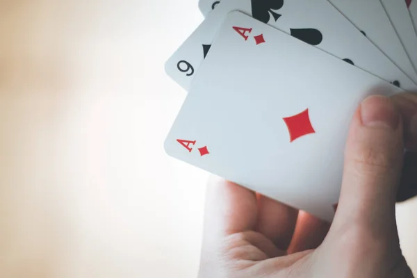 Ung Man Spelkort Utklipp Händerna — Stockfoto
