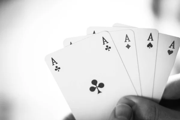 Jeune Homme Joue Aux Cartes Coupe Les Mains — Photo