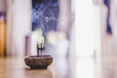 Joss çubukları yasaktır kase yasaktır ve kokulu, ev, feng shui vardır; Kopya alanı;