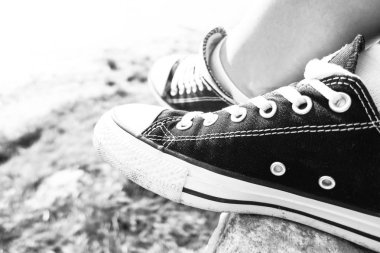 Siyah spor ayakkabı ve yeşil çim yaz aylarında: ücretsiz bir süre için genç için