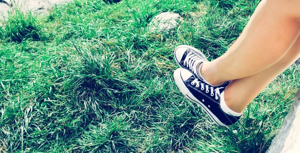 Zwarte Sneakers Groen Gras Zomer Vrije Tijd Voor Tiener — Stockfoto