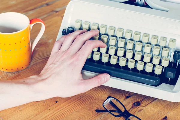 Vintage Typemachine Een Houten Bureau Knipsel — Stockfoto