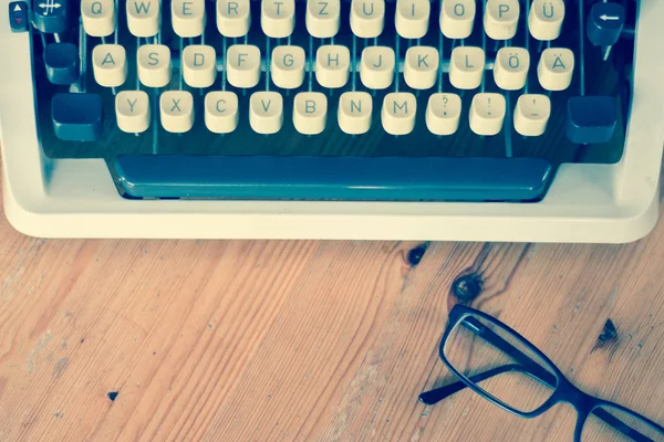 Máquina Escrever Vintage Uma Mesa Madeira Recorte — Fotografia de Stock