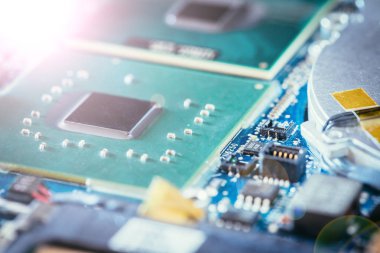 Bilgisayar teknolojisi: elektrik devresi üzerinde bulunmayan bir bilgisayar çipi, yakın çekim bo