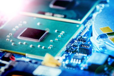 Bilgisayar teknolojisi: elektrik devresi üzerinde bulunmayan bir bilgisayar çipi, yakın çekim bo