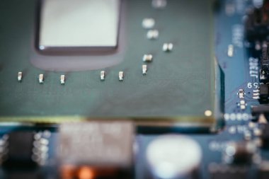 Bilgisayar teknolojisi: elektrik devresi üzerinde bulunmayan bir bilgisayar çipi, yakın çekim bo