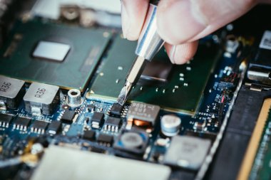 Teknisyen bilgisayarı devre kartı, el ve screwdri tamir ediyor