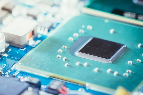 Computertechnologie: Close up van een computer chip op een circuit bo — Stockfoto