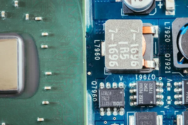 Computertechnologie: Close up van een computer chip op een circuit bo — Stockfoto