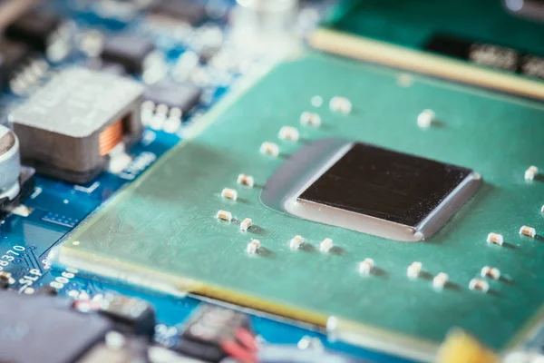 Tecnología informática: Primer plano de un chip de ordenador en un circuito bo — Foto de Stock