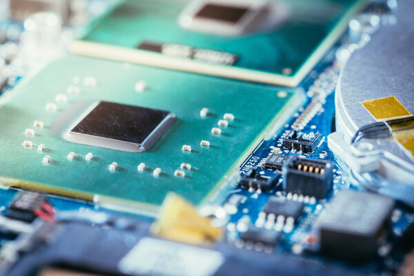 Технология: замыкание компьютерного чипа на цепи
