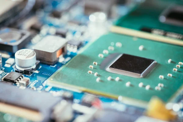 Tecnología informática: Primer plano de un chip de ordenador en un circuito bo — Foto de Stock