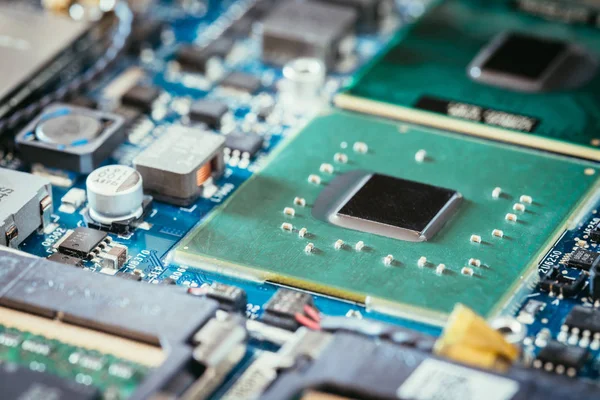 Computertechnologie: Close up van een computer chip op een circuit bo — Stockfoto