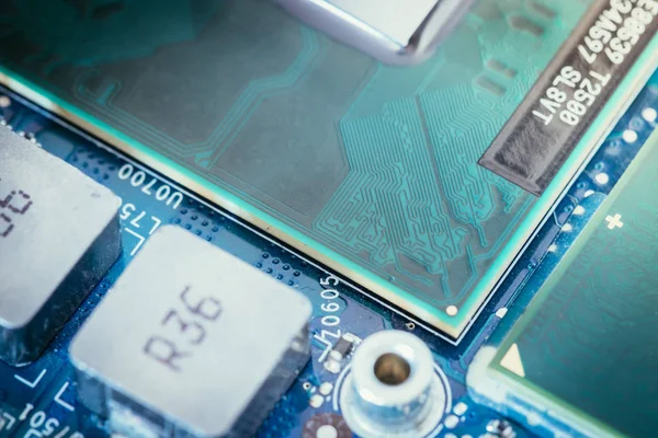 Tecnologia informatica: primo piano di un chip di computer su un circuito bo — Foto Stock