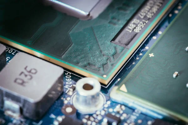 Computer Technology: Close up of a computer chip on a circuit bo — Stock Photo, Image