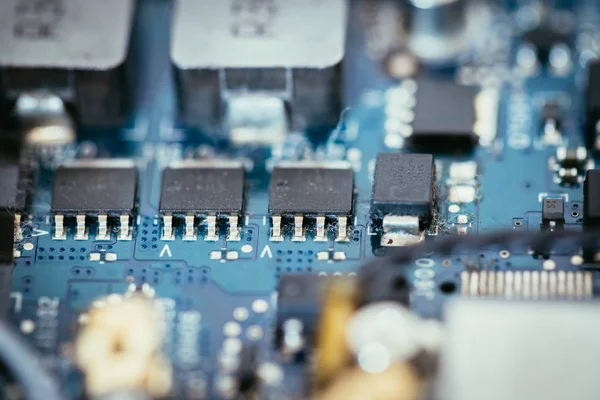 Computertechnologie: Close up van een computer chip op een circuit bo — Stockfoto