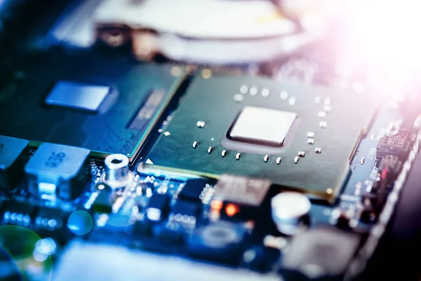 Computertechnologie: Close up van een computer chip op een circuit bo — Stockfoto