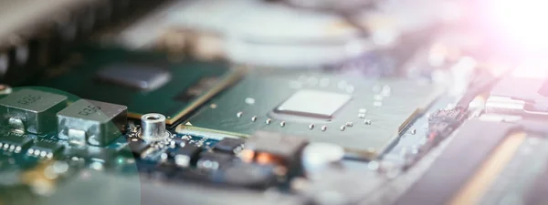 Computer Technology: Close up of a computer chip on a circuit bo — Stock Photo, Image