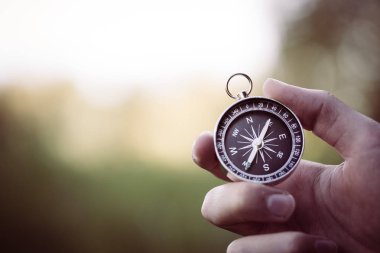 Açık macera elinde tutan pusula