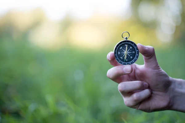 Kompass som håller i handen, utomhus äventyr — Stockfoto