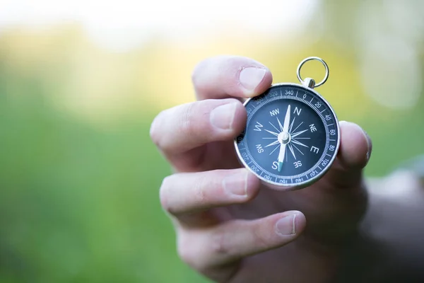 Kompas met in de hand, outdoor avontuur — Stockfoto