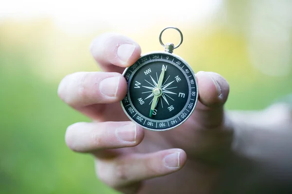 Kompas, drží v ruce, venkovní dobrodružství — Stock fotografie