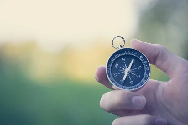Kompass som håller i handen, utomhus äventyr — Stockfoto