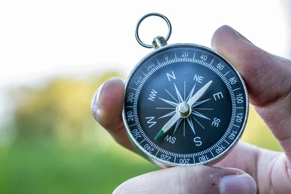 Kompass in der Hand, Outdoor-Abenteuer — Stockfoto