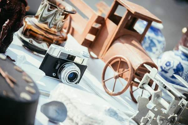 Oldtimer-Kamera, Kleinwagen und mehr auf dem Flohmarkt — Stockfoto