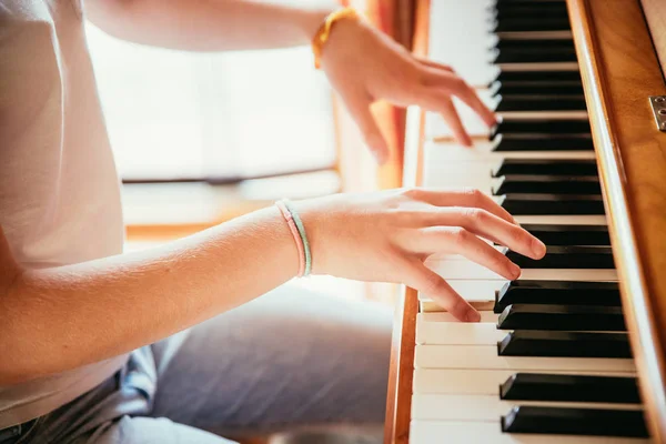 Κορίτσι παίζει πιάνο στο σπίτι, μεγάλη γωνία προβολής, θολή backgroun — Φωτογραφία Αρχείου