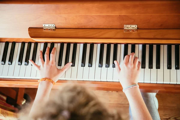 여자 놀이 집에서 피아노, 높은 각도 보기, 모호한 backgroun — 스톡 사진
