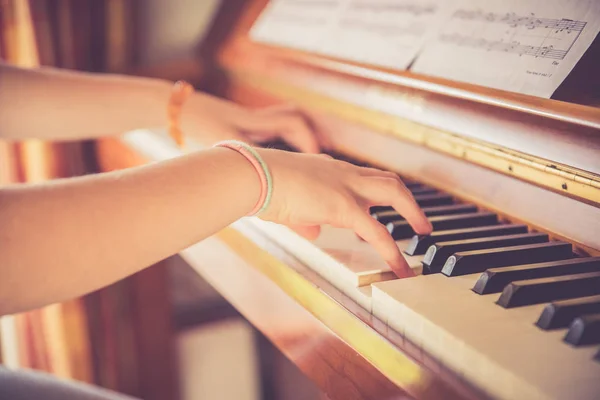 Fille joue du piano à la maison, vue grand angle, backgroun flou — Photo