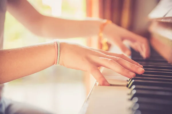 Κορίτσι παίζει πιάνο στο σπίτι, μεγάλη γωνία προβολής, θολή backgroun — Φωτογραφία Αρχείου
