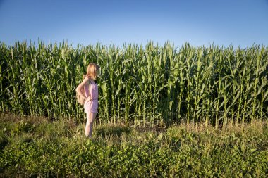 Genç kız bir yürüyüş bir alanda, yaz saati alıyor