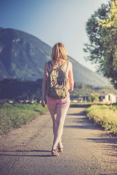 Chica joven está dando un paseo, hora de verano — Foto de Stock