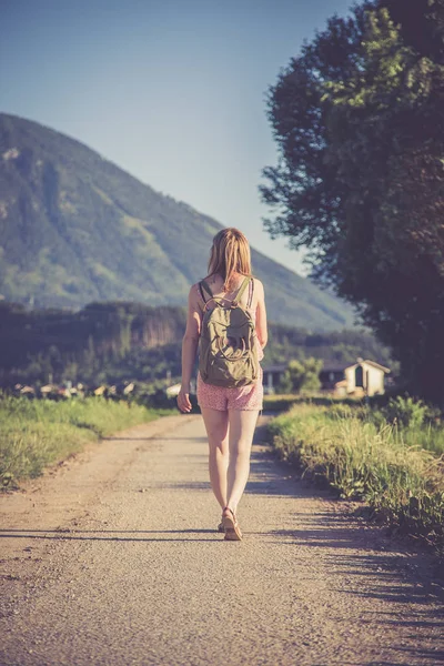 Chica joven está dando un paseo, hora de verano — Foto de Stock