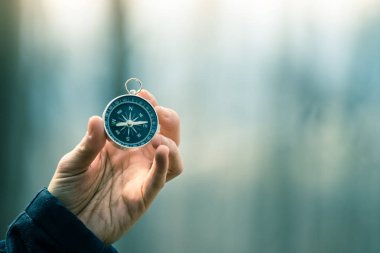 Açık macera elinde tutan pusula