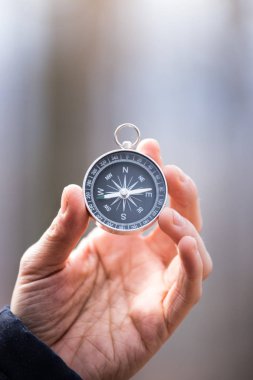 Açık macera elinde tutan pusula
