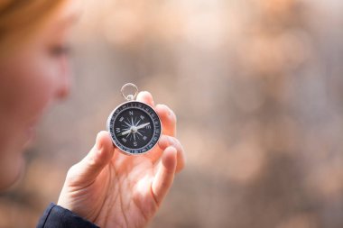 Bir kız, açık macera, bulanık elinde tutan pusula