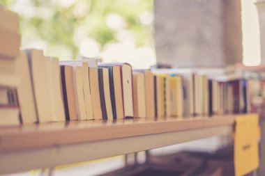 Hayırseverlik kitap bit pazarı, metin alanı, kitap yığını