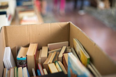 Hayırseverlik kitap bit pazarı, metin alanı, kitap yığını
